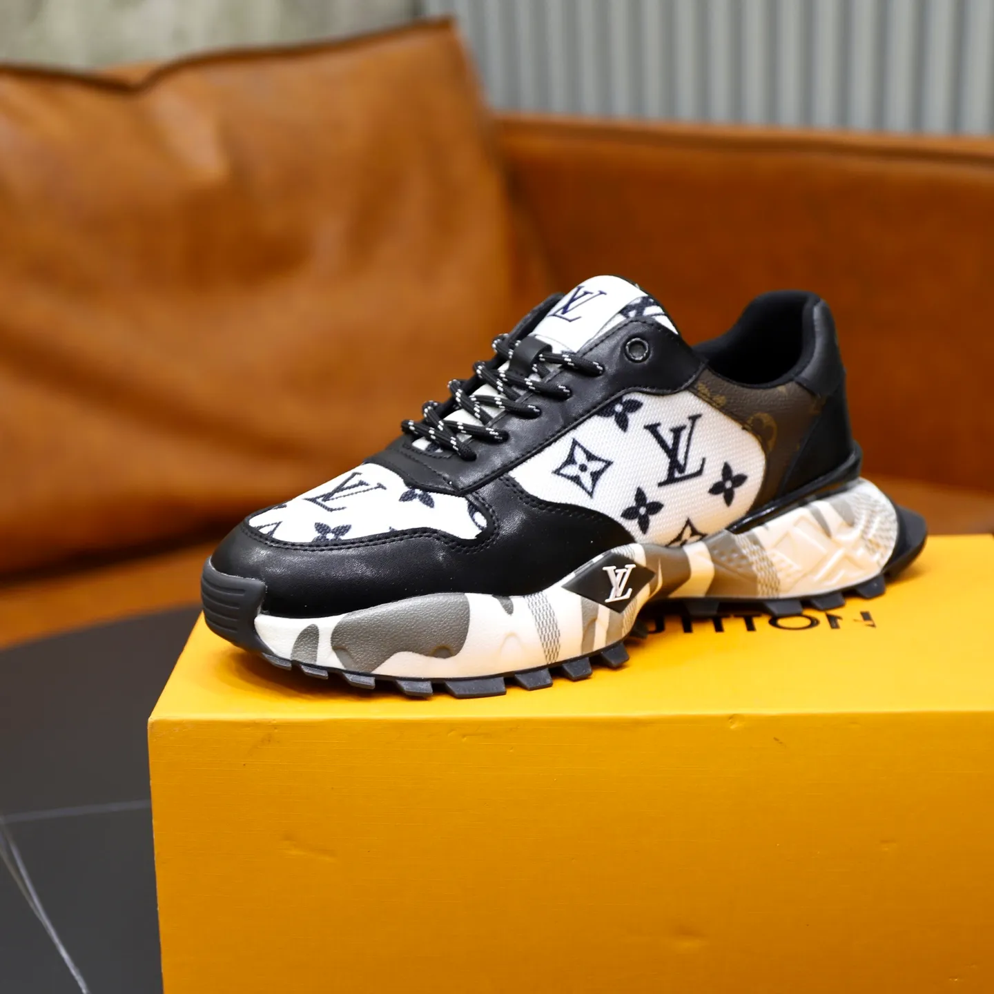 Ex-factory price: 462💰🙅‍♂️🙅‍♂️🙅‍♂️ Brand: LV Louis Vuitton Standard code: 38-44 (45 customized) Grade: Same as the official website Material: Original material spliced with brand cloth Comfortable and breathable lining Lightweight and wear-resistant sports outsole Style category: Men's fashionable casual shoes Running sneakers Distinguished luxury brand elements Top luxury Color: actual picture color